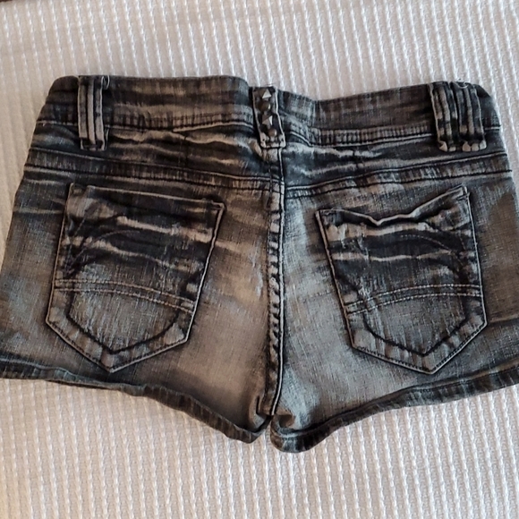SUPERRRR CUTE distressed shorts😍 - Picture 2 of 7
